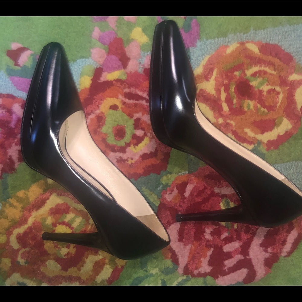 Classic black pointy patent leather Prada heels 38